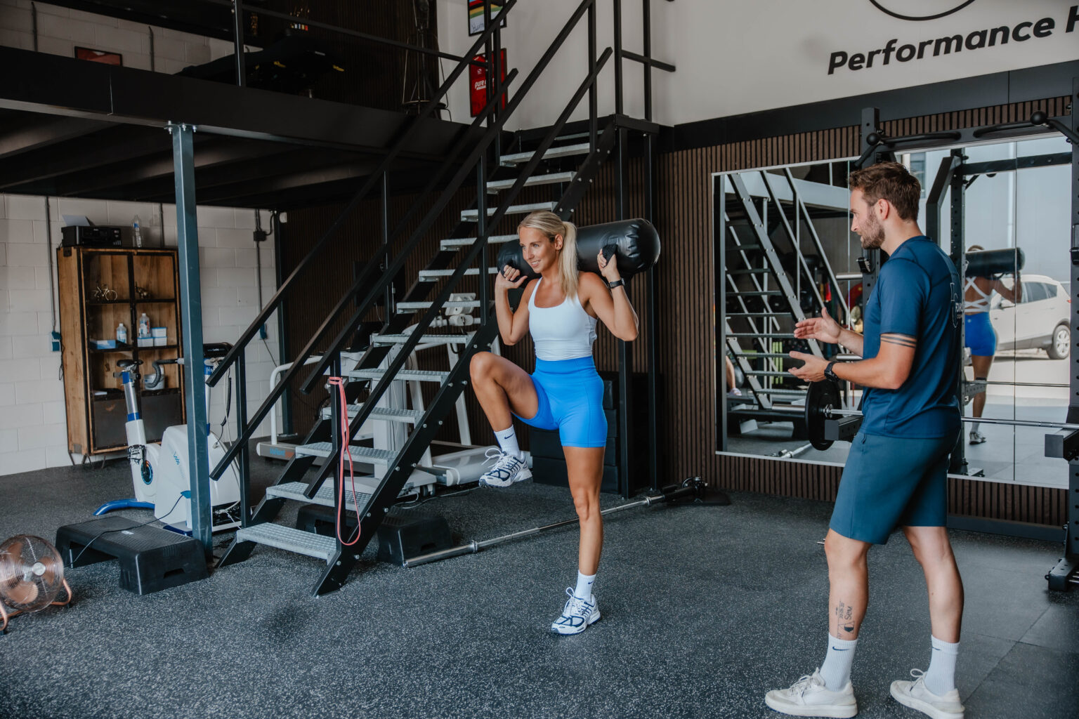 Jorrick begeleidt een sporter tijdens een 1-op-1 training