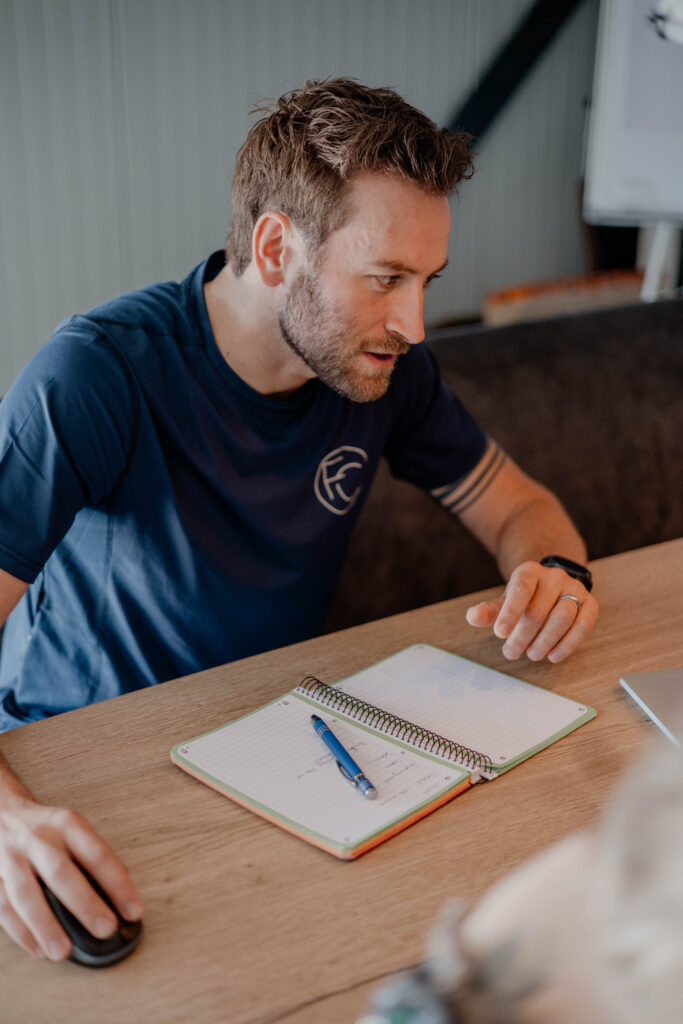Coach maakt aantekeningen tijdens een intakegesprek bij Forge Coaching