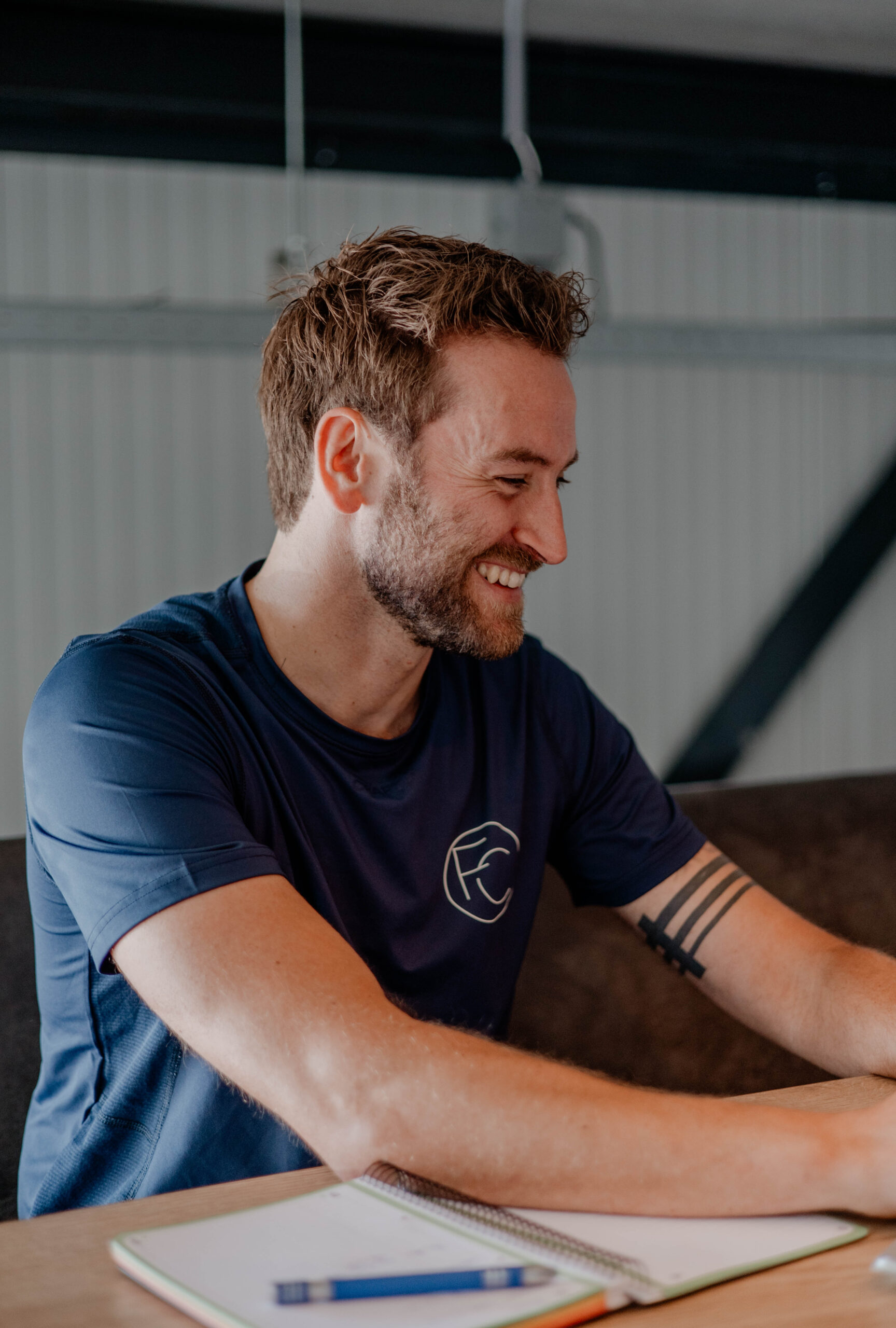 Jorrick Brinkman van Forge Coaching aan tafel tijdens een intakegesprek